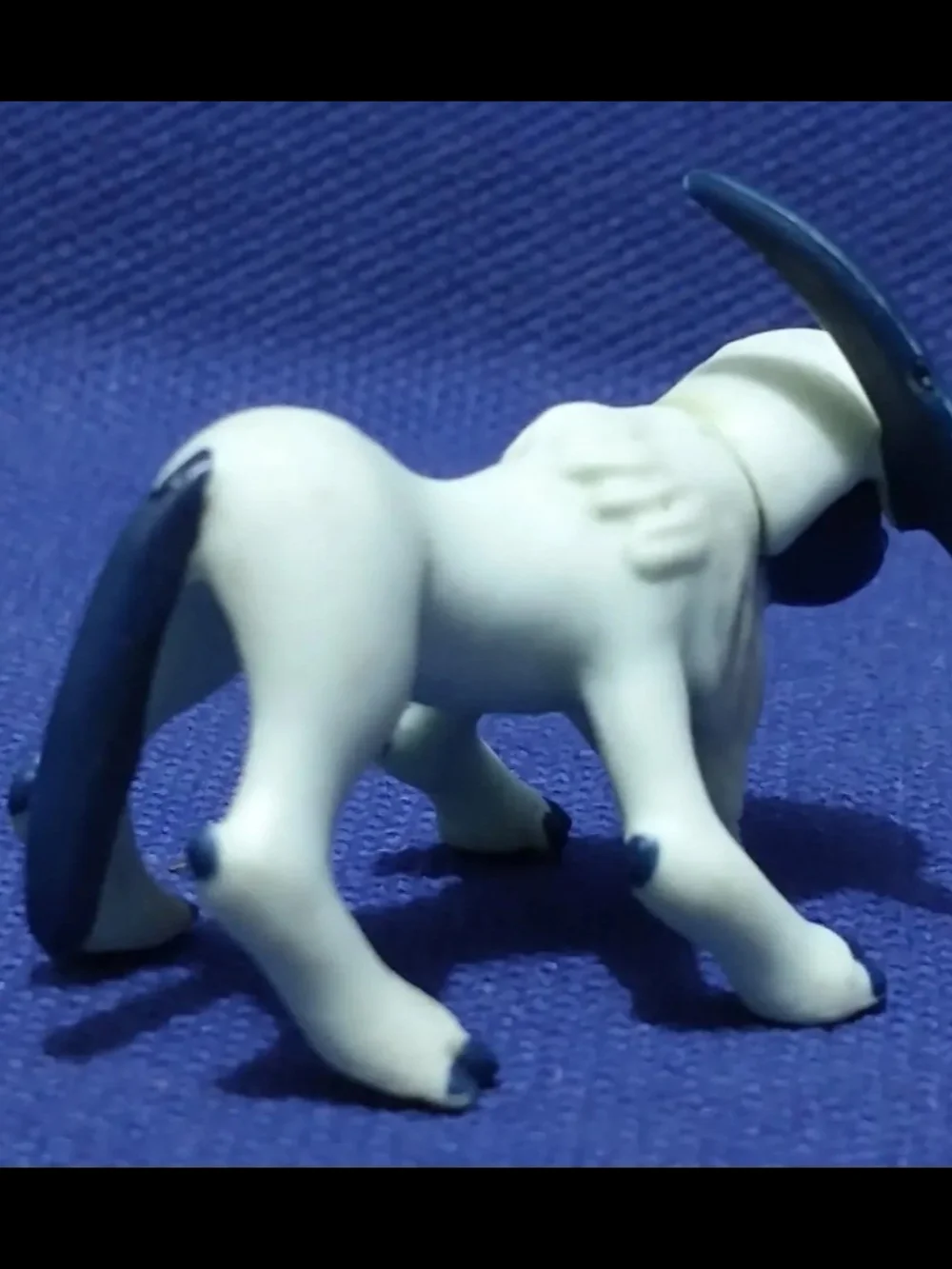 Pokemon White and  Blue Absol Figure